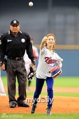 组图：韩国女艺人文素利担任棒球比赛开球嘉宾