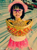 组图：钟丽缇爱女Cayla四岁生日 捧元宝甜笑