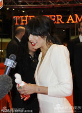 高清：《仰天长啸》首映 导演维多利亚被面具男抱起