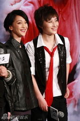 幻灯图：《苏乞儿》发布会 周迅袁和平等揭晓档期