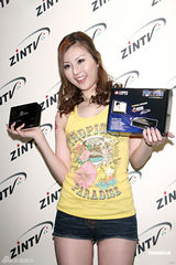 组图：AV女优辰巳唯走秀 “赛车皇后”身材高挑