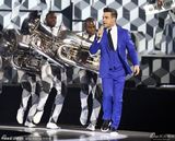 组图：罗比-威廉姆斯蓝西装复古 抢眼献唱全英