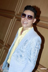 组图：《东成西就》深圳宣传 黄奕白发造型亮相