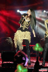 组图：S.H.E秀磅礡鼓技 压轴扛台北跨年