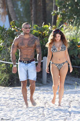 组图：凯莉-布鲁克比基尼巨乳 与男友海滩亲密