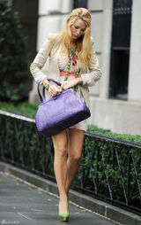 高清图：布莱克-弗莱利现身片场 短裙不慎走光