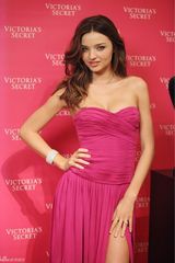 高清组图：米兰达-可儿性感亮相 粉红礼服娇艳