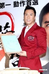 幻灯图：甄子丹台北宣传《叶问2》 展现温情一面