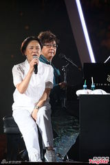 组图：伦永亮演唱会尾场 即兴拉叶德娴上台合唱