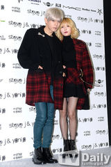 组图：宋茜孔孝真薄纱装亮相 泫雅贤胜登对