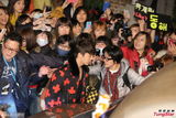 高清图：SJ-M团员惬意吃松饼 粉丝瘫痪台北街头