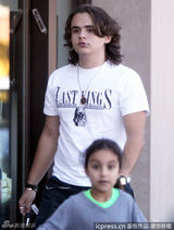 组图：杰克逊长子与女友逛街 见狗仔忙扮鬼脸