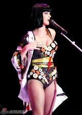 高清组图：凯蒂-佩里孔雀装抢眼 穿改良和服献唱