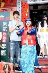 组图：小鬼黄鸿升特殊方式为新书《赤鬼流》搏宣传 