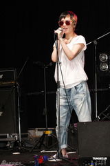 组图：何超仪推新EP携团开唱 感谢老板陈冠希支持