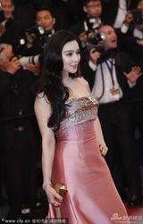 组图：戛纳开幕红毯众星争艳 深V爆乳透视美背