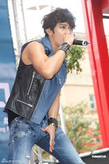 组图：汪东城摇滚风会歌迷 否认与炎亚纶有心结