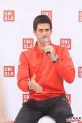 组图：德约科维奇赴沪人气爆棚 时尚站台笑开颜