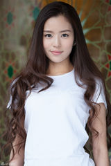 组图：温心T恤牛仔出街清爽干净充满活力