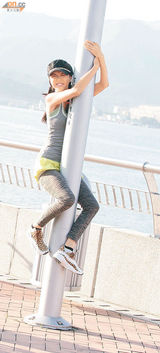 组图：薛凯琪方大同出游约会 爬灯柱扮树熊