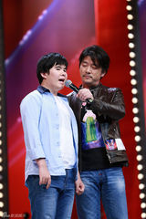 组图：黑豹前主唱秦勇阔别十年 为儿子回归