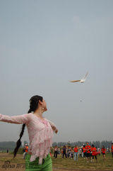 组图：芙蓉姐姐出席公益活动 放飞和平鸽露肉走光