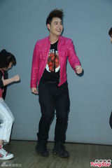 组图：潘玮柏摇下体跳哈林摇 对新恋情没有期待