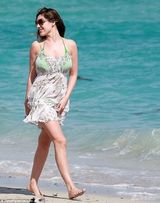 组图：凯莉布鲁克素颜踏浪 巨波荡漾雪纺裙飘逸