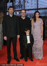 幻灯：《猎人》首映 米特拉-哈加个性民族装抢眼球 