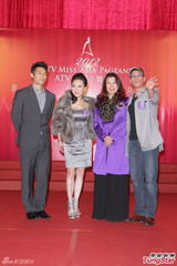 组图：尚格云顿助阵2012亚姐竞选赞佳丽优雅