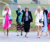 幻灯图：哈里王子顺利毕业 查尔斯王储亲子授予勋章