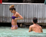 组图：阿尔芭两点激凸 妮可里奇红比基尼惹眼