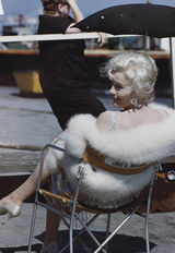 幻灯图：梦露生前透视装性感照曝光 白色皮草显高贵