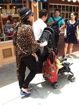 组图：Lucas8月2日5周岁 张柏芝携二子游乐场庆生