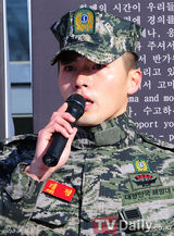 高清组图：韩星玄彬退役泪流满面 跪地谢粉丝