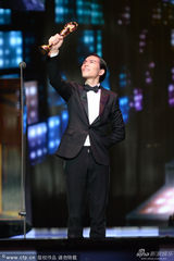 组图：萧敬腾获最佳国语男歌手 兴奋摆造型