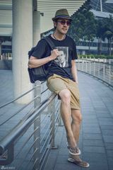 组图：张鲁一时尚街拍照 儒雅气质熟男魅力