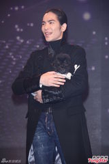 组图：萧敬腾再遭恐吓 出席活动特携萌宠作陪