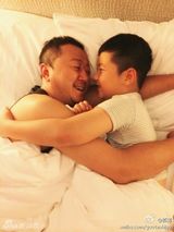 组图：郭涛搂儿子石头睡觉 温情时刻妈妈在哪？