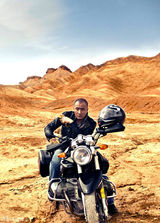 组图：胡军全新户外大片 硬汉重走“丝绸之路”