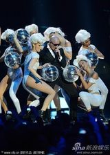 组图：光头电音叔Pitbull艳福不浅 与众辣妹热舞