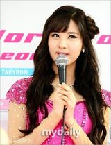 组图：少女时代开唱 变粉红女郎镂空装小露性感