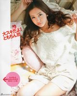 组图：板野友美生活写真随性慵懒 樱唇诱人