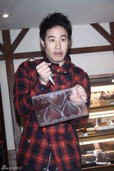 组图：潘玮柏抱兔女郎庆情人节 否认与江语晨拍拖