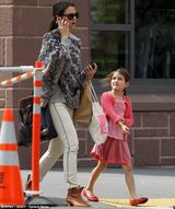 组图：小苏瑞当街跳舞步 拿手机疑与老爸通电话