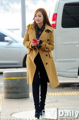 组图：韩星朴敏英赴港 穿驼色大衣甜笑亲和