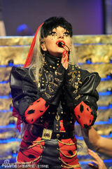 组图：Lady Gaga顶头冠变华丽妖姬 和猛男湿身热舞