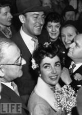 组图：伊丽莎白-泰勒生前绝版照 18岁浪漫婚礼