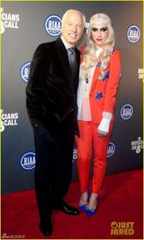 组图：Ke$ha精灵妆亮相 国旗色搭配红西装帅气