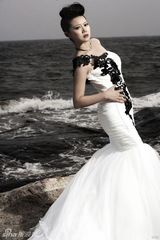 组图：隆莎黑色新娘装曝光